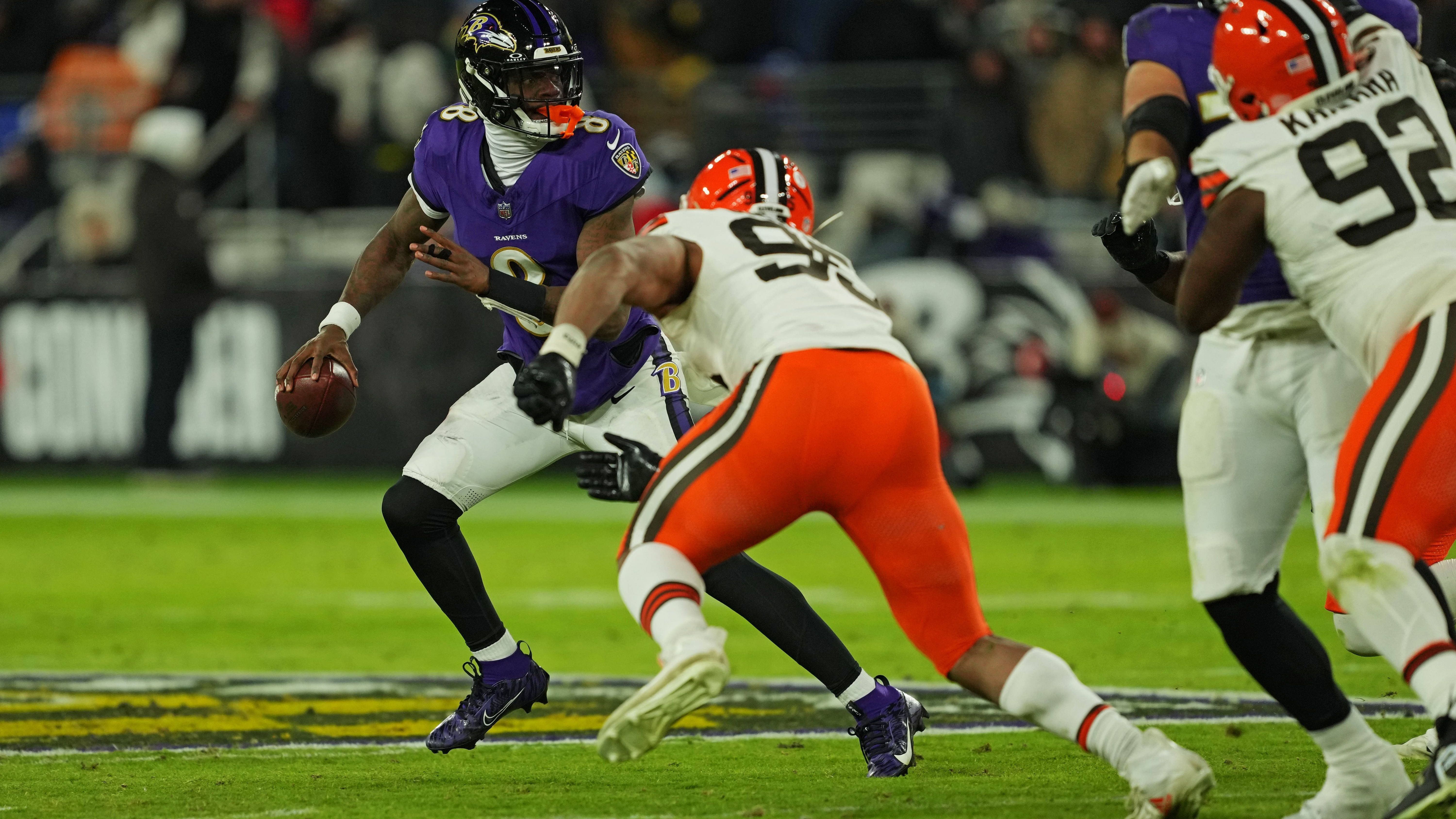 <strong>Baltimore Ravens</strong><br>Ravens-Quarterback Lamar Jackson scheint davon überzeugt zu sein. Auf <a href="https://www.ran.de/sports/american-football/nfl/videos/nfl-trade-star-quarterback-baggert-an-myles-garrett">"X" postete er ein KI generiertes Bild von Garrett im Trikot der Ravens</a>. Es ist allerdings schwer vorstellbar, dass die Browns ihren Top-Defense-Spieler innerhalb der gleichen Division abgeben werden. Auch der Cap Space von 5,9 Millionen US-Dollar ist viel zu niedrig.