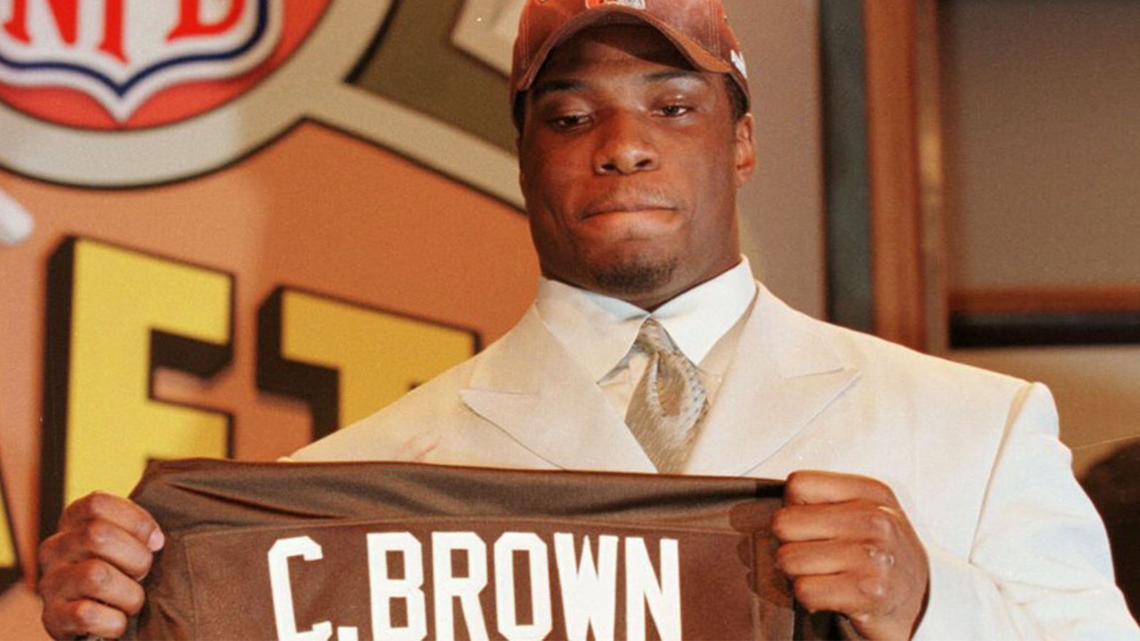 
                <strong>NFL Draft 2000: Courtney Brown</strong><br>
                Der Defensive End kommt von der Penn State zu den Cleveland Browns. Allerdings hält sich der Nummer-1-Pick nicht allzu lange in der NFL. Nach der Saison 2006 ist für Brown Schluss - allerdings nicht bei den Browns, sondern bei den Denver Broncos.
              