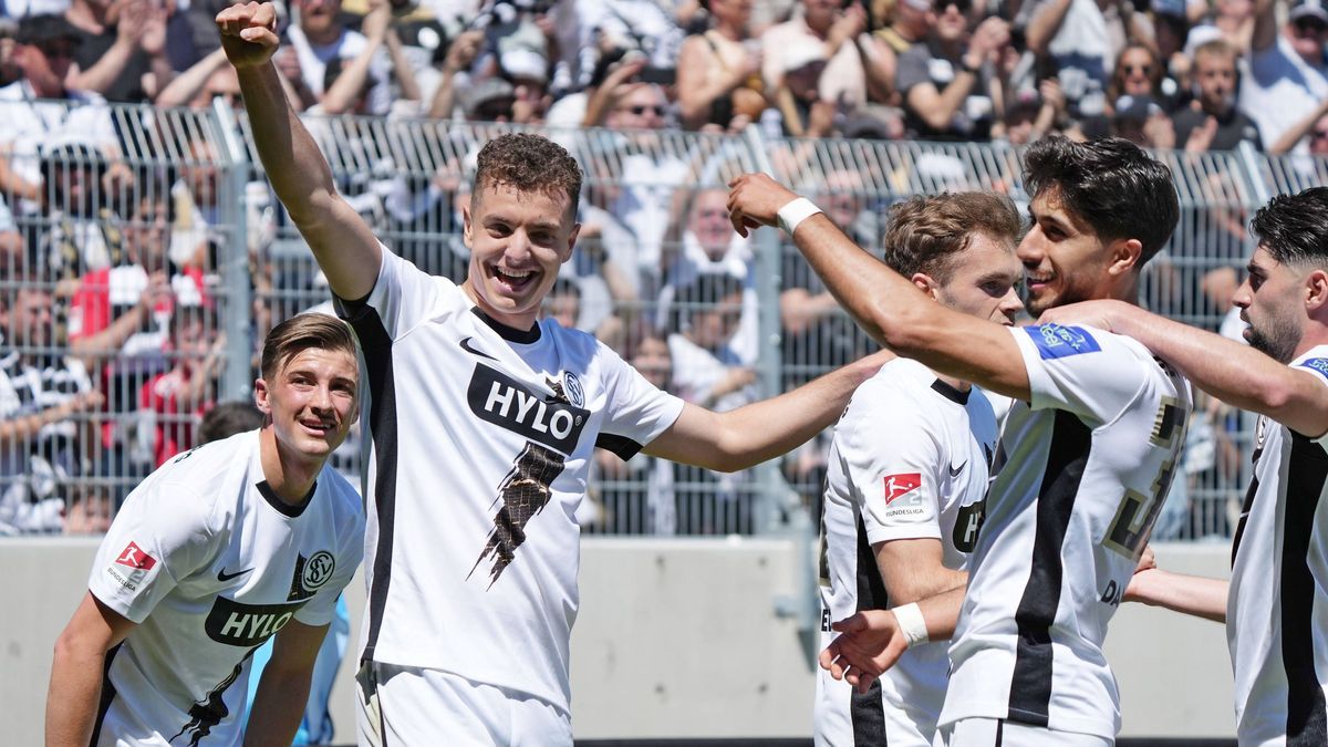 10.05.2025, xrhsx, Fussball 2.Bundesliga, SV Elversberg - Eintracht Braunschweig v.l. Torjubel nach dem Tor zum celebrating the goal celebrate 2:0 durch Muhammed Damar (SV Elversberg) (DFL DFB REGU...