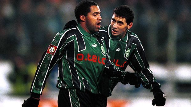 
                <strong>Zwei Jahre für Werder</strong><br>
                Zwei Jahre für Werder: Ein Spaßvogel war Claudio Pizarro schon damals. Auch das Leben abseits des Rasens genoss er. Doch er beeindruckte auch auf dem Platz: In der Debütsaison traf Pizarro zehn Mal, in seiner zweiten Spielzeit waren es ordentliche 19 Treffer. Da wurde natürlich der deutsche Meister aufmerksam.
              