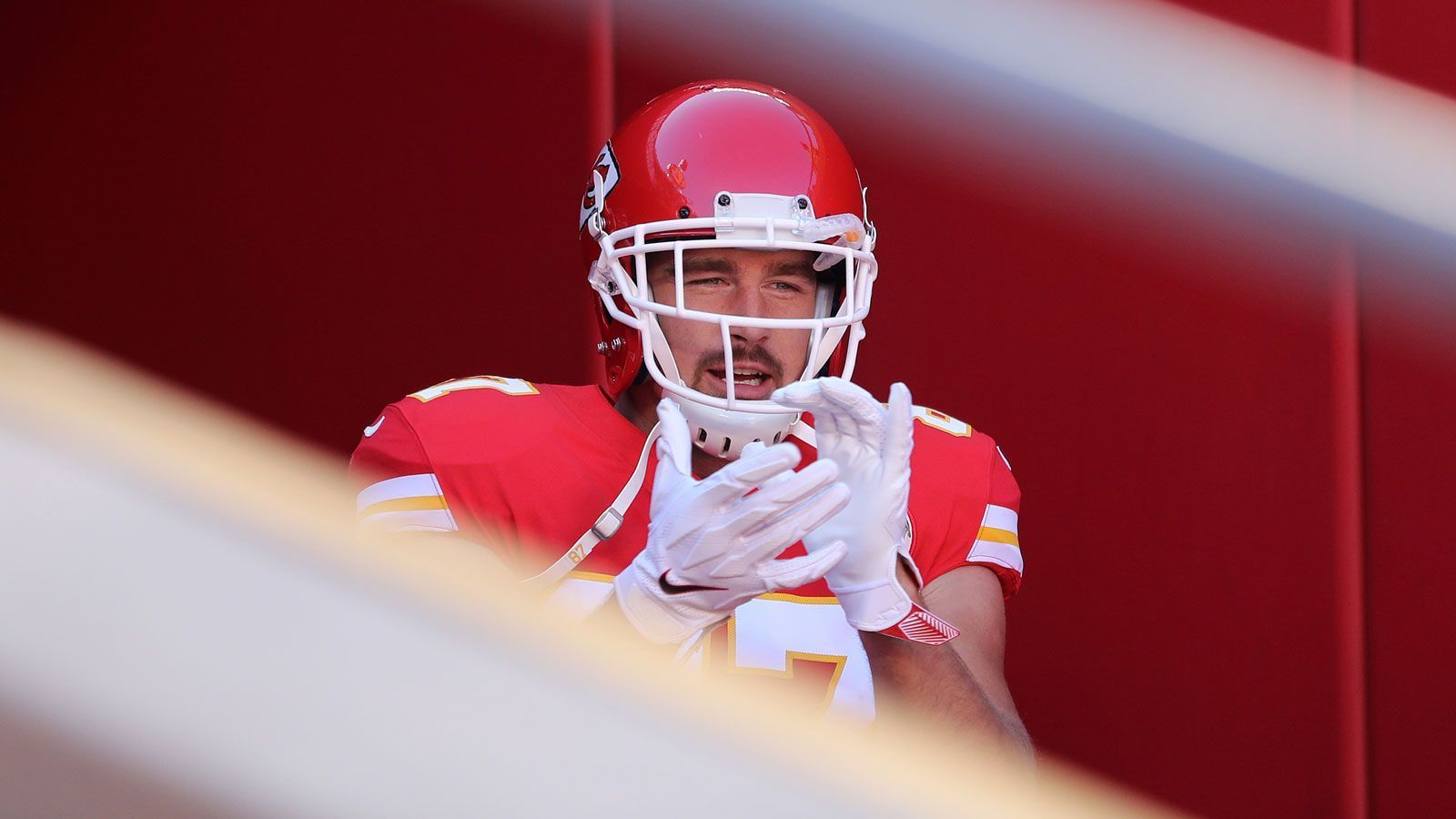 
                <strong>Travis Kelces Umstrukturierung bei den Chiefs</strong><br>
                Auch am Vertrag von Travis Kelce haben sich die Chiefs zu schaffen gemacht. Hier wurden 2,25 von 5,25 Millionen US-Dollar an Basisgehalt sowie sieben Millionen US-Dollar Roster Bonus zu Signing Bonus verarbeitet. Damit sinkt der Cap Hit des Tight End für 2021 von 13,25 auf 5,85 Millionen US-Dollar. Interessant: Der Vertrag könnte im kommenden Jahr beendet werden, womit die jetzt eingesparten 7,4 Millionen US-Dollar als Dead Cap übrig blieben.
              