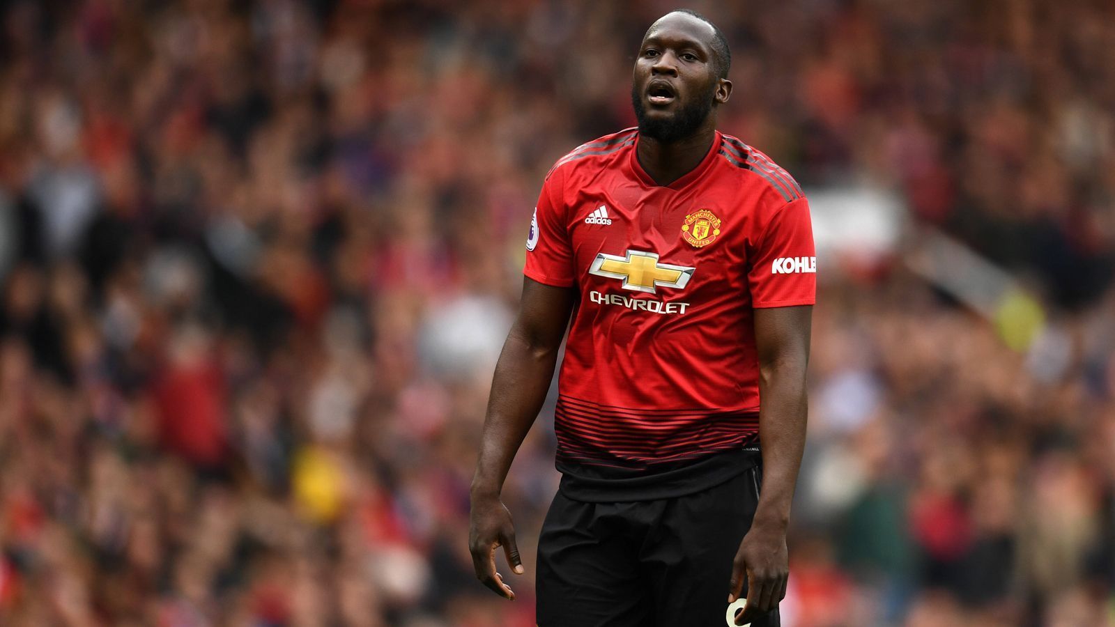 
                <strong>Platz 4: Romelu Lukaku</strong><br>
                Zwei Jahre war Romelu Lukaku Spieler Manchester Uniteds. Doch genau wie seine gescheiterte Rückkehr zum FC Chelsea in der vergangenen Saison war auch das Intermezzo bei den "Red Devils" ein zu großen Teilen frustrierendes für den Belgier. 2017 kam der Stürmer für 84,7 Millionen Euro vom FC Everton zu United. Die Bilanz: 96 Spiele, 42 Tore und 13 Assists. Keine schlechten Werte, doch irgendwie passte es zwischen den beiden Parteien dennoch nicht. Gegen Ende wurde der 29-Jährige sogar auf dem Flügel eingesetzt, was den bulligen Stoßstürmer schlussendlich dazu veranlasste, den Weg Richtung Italien anzutreten. United kassierte 2019 noch 74 Millionen Euro für ihn.
              