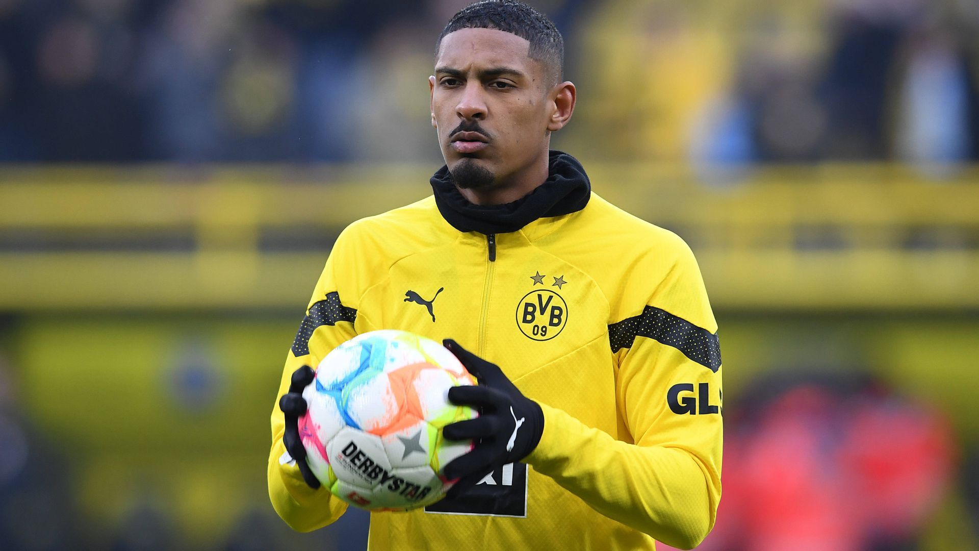 
                <strong>Sebastien Haller: So lief sein Bundesliga-Debüt für den BVB</strong><br>
                Vor einem halben Jahr wird Sebastien Haller vom BVB verpflichtet. Doch zu seinem Bundesliga-Debüt für die Dortmunder kommt der Stürmer erst jetzt. Nach der schockierenden Hodenkrebs-Diagnose kurz nach seiner Verpflichtung fällt der 28-Jährige lange aus. In der Vorbereitung auf die Rückrunde kommt er erstmals zum Einsatz. Im Spiel gegen den FC Augsburg feiert er dann endlich sein Bundesliga-Debüt für Dortmund. Zunächst muss er sich noch als Ersatzspieler aufwärmen.
              