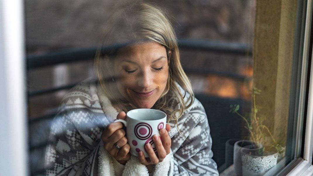 Kaffee ist ein super Hausmittel gegen lästigen Haarausfall im Herbst.