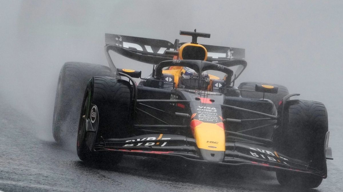 Max Verstappen im Red Bull RB20 auf regennasser Fahrbahn in Brasilien 2024