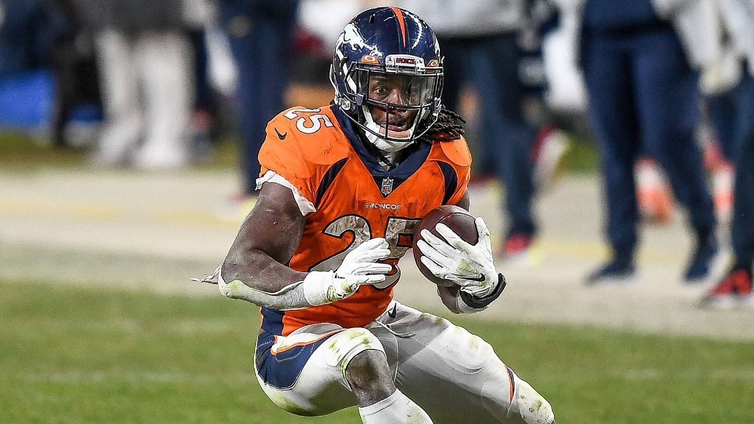 
                <strong>Melvin Gordon (Denver Broncos) </strong><br>
                Die kommenden Wochen bei den Denver Broncos werden auch über die kurzfristige Zukunft von Running Back Melvin Gordon entscheiden. Läuft es nach dem erfolgreichen Start mit drei Siegen und einer Niederlage weiter gut, dürfte der Routinier das Jahr bei den Broncos beenden und als erfahrener Spieler auch in möglichen Playoffs eine Rolle spielen. Dreht sich der Wind jedoch angesichts des happigen Spielplans in den kommenden Spielen, könnten die Broncos ins Grübeln kommen. Schließlich tradete General Manager George Paton im Draft nach oben, um sich Running Back Javonte Williams zu schnappen, dem auch die Zukunft im Backfield der Broncos gehört. Aufgrund der vielen Verletzungen auf der Running-Back-Position in der Liga könnte Gordon in den Fokus einiger ambitionierter Teams geraten. 
              