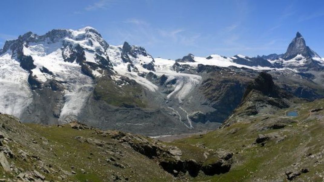 Links im beeindruckenden Alpen-Panorama liegt die Dufourspitze, rechts das Matterhorn.