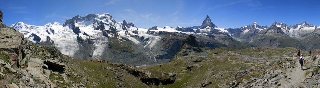 Links der Mitte im beeindruckenden Alpen-Panorama liegt die Dufourspitze, mittig-rechts das Matterhorn.