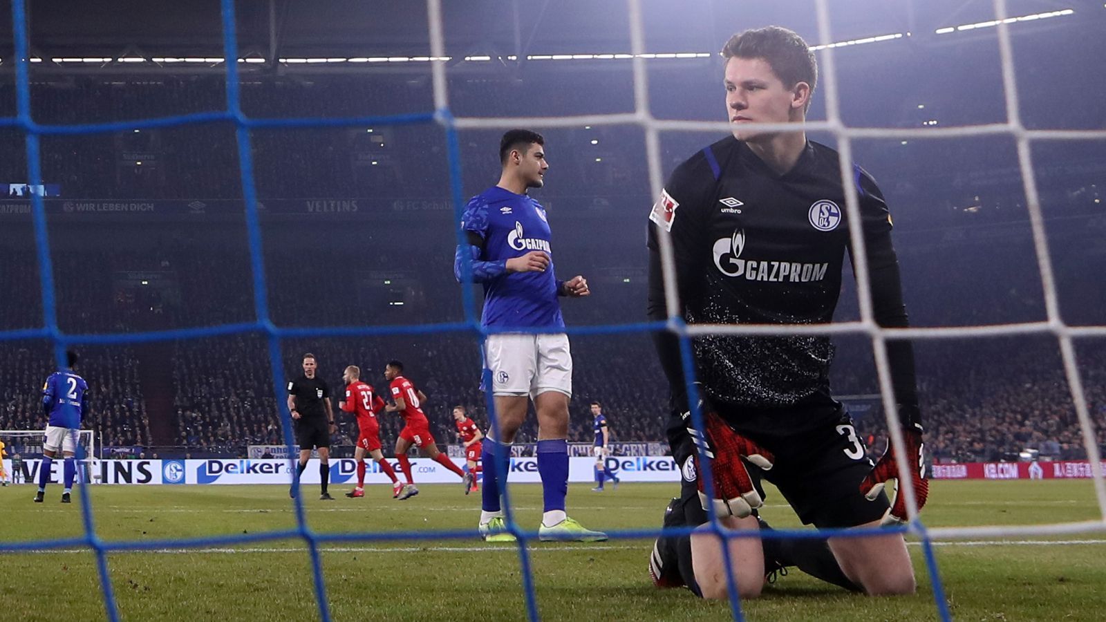 
                <strong>Alexander Nübel</strong><br>
                Am Spielersektor ist der große Verlierer im Schalker Kader schnell ausgemacht: Alexander Nübel. Der Keeper, der zum Saisonbeginn sogar zum Kapitän bestimmt wurde, sorgte beim hoch emotionalen Anhang der Gelsenkirchener zunächst für Unmut, weil der 23-Jährige sich nicht vorzeitig zu einer Vertragsverlängerung durchringen konnte. Als dann auch noch bekannt wurde, dass Nübel im Sommer 2020 ablösefrei zum FC Bayern wechseln würde, wurde der vorherige Publikumsliebling blitzartig zum Feindbild der S04-Fans. Schließlich verlor Schalke nach Manuel Neuer und Leon Goretzka einmal mehr eine Identifikationsfigur an den Rekordmeister. Diese schwierige Situation rund um das Bekanntwerden des Wechsels führte dazu, dass Nübel immer öfter krass patzte und sogar zwischenzeitlich seinen Stammplatz an Markus Schubert abgeben musste. Da aber auch der Neuzugang aus Dresden mehrere Böcke schoss, entflammte auf Schalke eine monatelange und immer noch anhaltende Torhüter-Diskussion. 
              