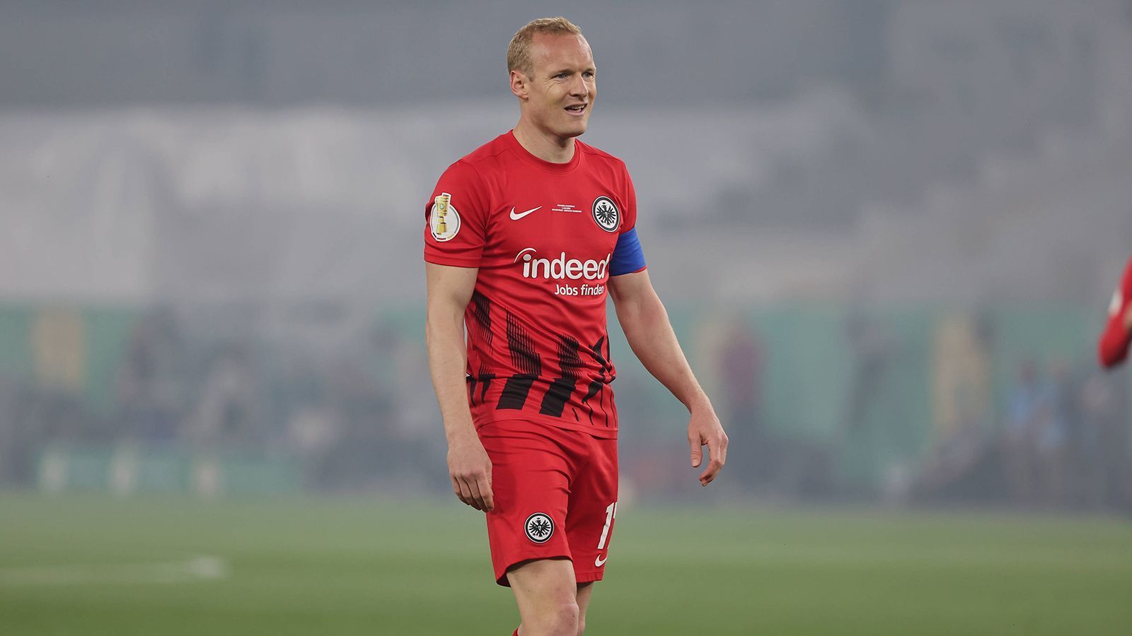 
                <strong>Eintracht Frankfurt </strong><br>
                Im Sommer 2024 will Sebastian Rode seine Karriere beenden. Seine letzte Spielzeit im deutschen Oberhaus wird der 32-Jähirge, der seit Sommer 2021 Kapitän ist, natürlich auch als Spielführer absolvieren.
              