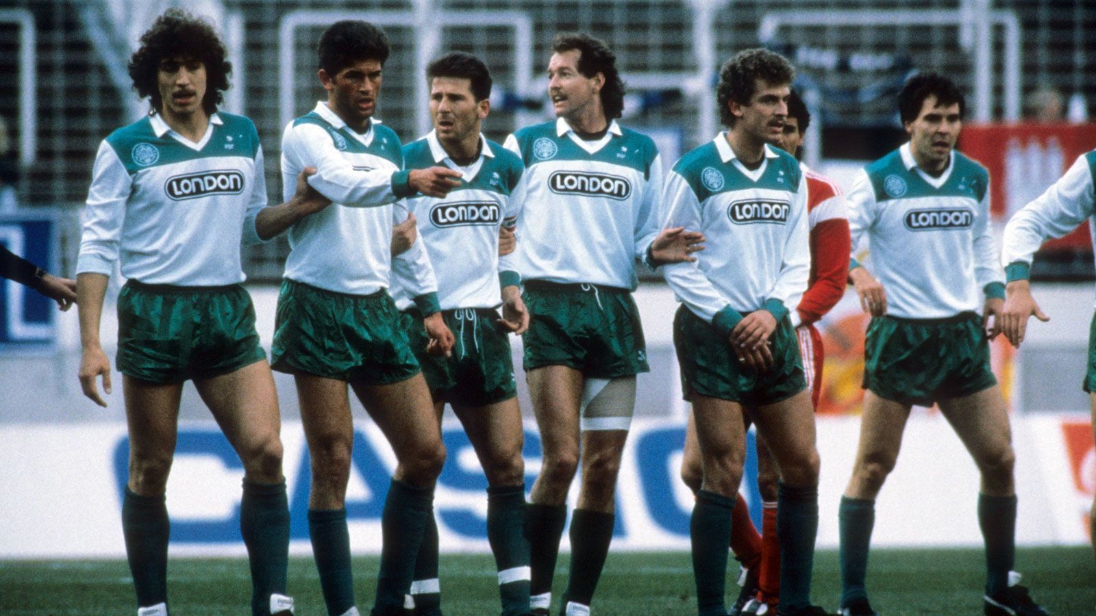 <strong>FC 08 Homburg</strong><br>
                Für einen handfesten Skandal sorgte 1987 der FC 08 Homburg, der mit dem Schriftzug des Kondomherstellers "London Rubber Company" auflief. Der DFB lehnte dies ab, der Slogan würde gegen "Ethik und Moral im Sport" verstoßen. Der Streit endete erst vor Gericht, das dem Fußballklub recht gab und den Sponsor erlaubte.
