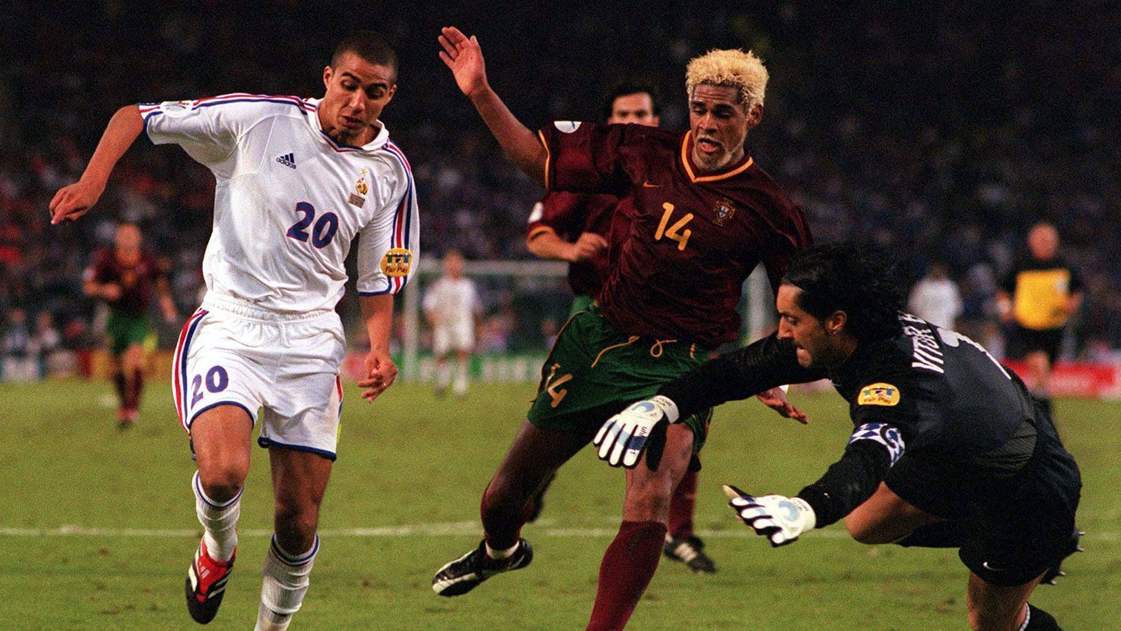 
                <strong>Abel Xavier (Spieler)</strong><br>
                Der Portugiese genoss Anfang der 2000er einen gewissen Kultstatus. Sein ungewöhnliches Aussehen verhalf ihm dazu. Bekannt wurde er vor allem, weil er per Handspiel in der 116. Minute im Halbfinale der Europameisterschaft 2000 gegen Frankreich den Elfmeter verschuldete, den Zinedine Zidane kurz darauf zum Golden Goal verwandelte. Der aus Mosambik stammende Xavier spielte 2003 sogar für ein Jahr in Deutschland bei Hannover 96.
              