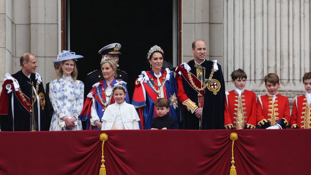 Die Royal Family feiert mit König Charles III. und Königin Camilla auf dem Balkon.