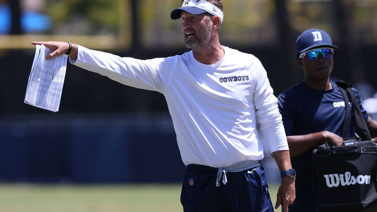 NFL, American Football Herren, USA Dallas Cowboys Training Camp Jul 30, 2024; Oxnard, CA, USA; Dallas Cowboys offensive coordinator Brian Schottenheimer during training camp at the River Ridge Play...