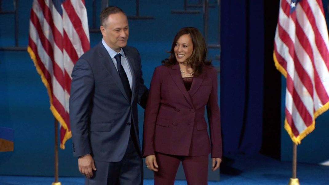 Kamala Harris tritt ihr Amt als Vizepräsidentin mit einem Statement an: „Ich bin zwar die erste Frau in diesem Amt – aber ich werde nicht die letzte sein.“ Ebenfalls eine Premiere: Ihr Mann Douglas Emhoff wird der erste „Second Gentleman“. Während der Vizepräsidentschaft seiner Frau gibt der Anwalt seine Aufgaben in einer Kanzlei auf und arbeitet als Dozent an der Georgetown University. Der 56-Jährige hat in den USA schon zahlreiche Fans. Dabei gibt er sich oft entspannt als Jeans-tragender Dad und größter Fan seiner Frau.