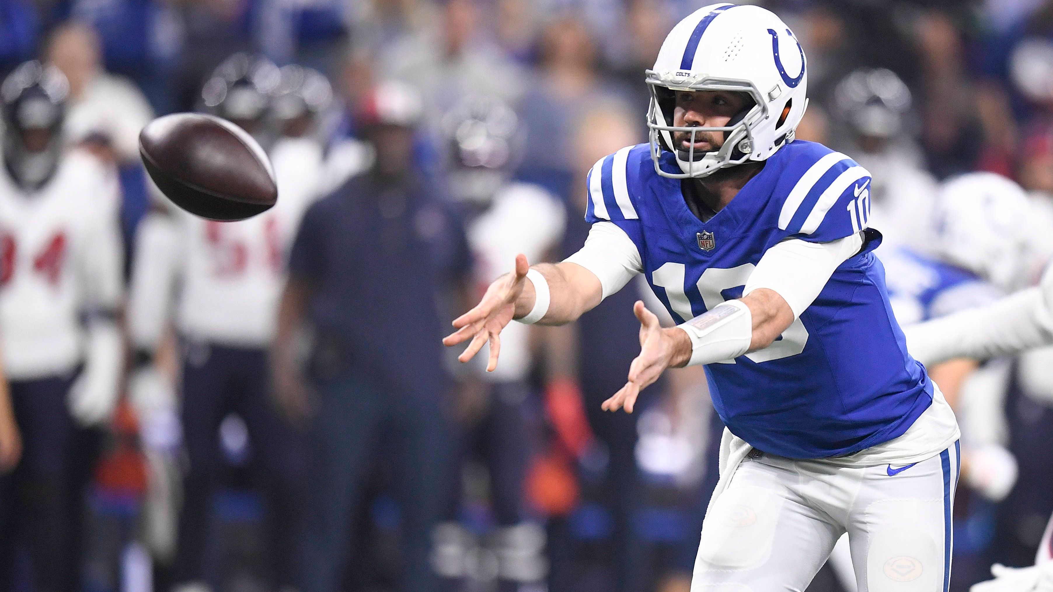 <strong>Verlierer: Gardner Minshew (Indianapolis Colts)</strong><br>Nach der Verletzung von Anthony Richardson hatte Backup Gardner Minshew die Zügel der Colts in der Hand. Er machte seine Sache stets gut, im letzten Play der Saison versagten ihm jedoch die Nerven: Bei einem 4. Versuch gegen die Texans hätte er nur den weit offenen Tyler Goodson treffen müssen, warf den Ball aber in den Rücken und beendete so die Saison der Colts.