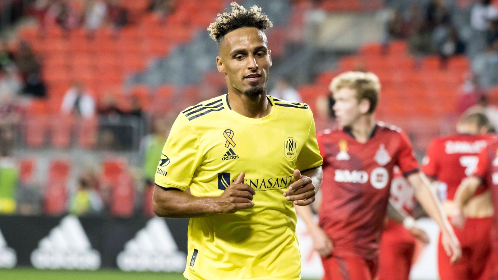 
                <strong>Hany Mukhtar (Nashville SC)</strong><br>
                Mit Hany Mukhtar gehört ein deutscher Spieler mittlerweile zu den Stars der MLS. Der frühere U19-Europameister schloss sich Anfang 2020 dem damaligen MLS-Neuling Nashville SC als erster sogenannter Designated Player an. Zuvor spielte der frühere Herthaner bei Bröndby Kopenhagen in Dänemark sowie als Leihspieler bei Klubs wie Red Bull Salzburg. Anfang 2015 wechselte Mukhtar von Hertha BSC zu Benfica Lissabon, konnte sich bei den Portugiesen aber nie wirklich behaupten. Nicht zuletzt dank Mukhtar schaffte es Nashville 2021 bis ins Viertelfinale der MLS-Playoffs. Am 19. Juli 2021 schrieb er mit dem schnellsten Hattrick der MLS Geschichte. In der Saison 2022 wurde der gebürtige Berliner zum MVP gekürt und sicherte sich zudem den Titel als Torschützenkönig.
              