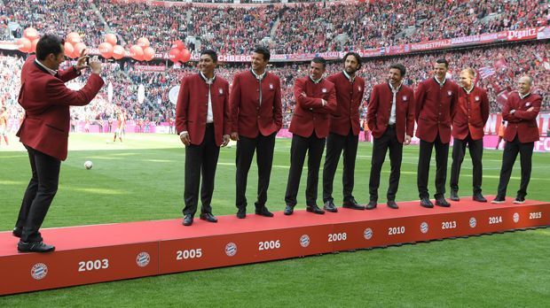
                <strong>FC Bayern München</strong><br>
                FC Bayern München: Zur Feier der nächsten deutschen Meisterschaft, waren einige Bayern-Legenden vor dem Anpfiff zu sehen. Von Giovane Elber, Luca Toni bis Franz Beckenbauer. Sie alle gaben sich die Ehre und wurden vom Publikum umjubelt.
              