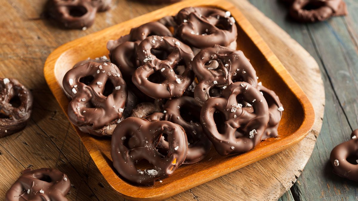 Homemade Chocolate Covered Pretzels