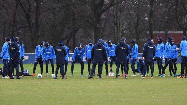 
                <strong>10. Hertha BSC</strong><br>
                Luxusprobleme für den Trainer: Pal Dardai hat vor dem Auftakt beim VfB Stuttgart die Qual der Wahl. Wie im Angriff: Spielt Vedad Ibisevic? Oder stürmt Davie Selke? Insgesamt sind vier Plätze in der Startelf offen. Auch wenn die Tests mies liefen - Ibisevic sieht die Hertha gerüstet für die Rückrunde: "Die kleine Pause hat uns gut getan. Wir haben Kräfte gesammelt. Die Pause war aber auch nicht zu lang. Wir haben nicht viel verloren. Es ist gut, dass es jetzt weiter geht."
              