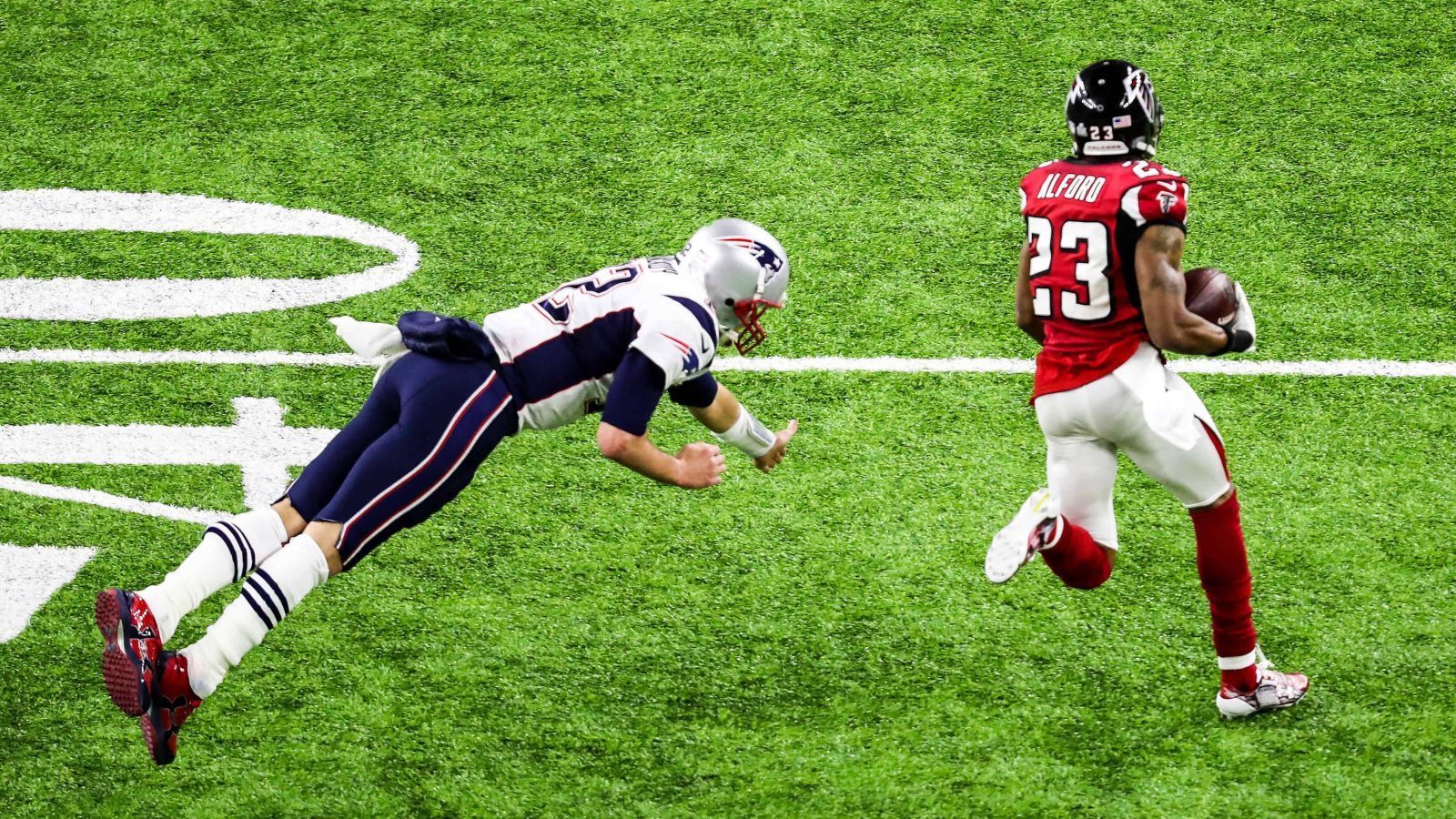 
                <strong>Tom Bradys Katastrophen-Halbzeit</strong><br>
                Am Tag des Super Bowls jedoch war Atlantas Defense voll da. Tom Brady wurde insgesamt vier Mal gesackt, in der ersten Halbzeit machte die Offense der New England Patriots nur drei magere Punkte, Brady unterlief sogar ein Pick Six gegen Cornerback Robert Alford. Die Falcons hatten die Lombardi Trophy schon in den Händen: Im dritten Viertel stand es 28:3, der ikonische Spielstand, der wohl für immer mit den Falcons verbunden bleiben wird.
              