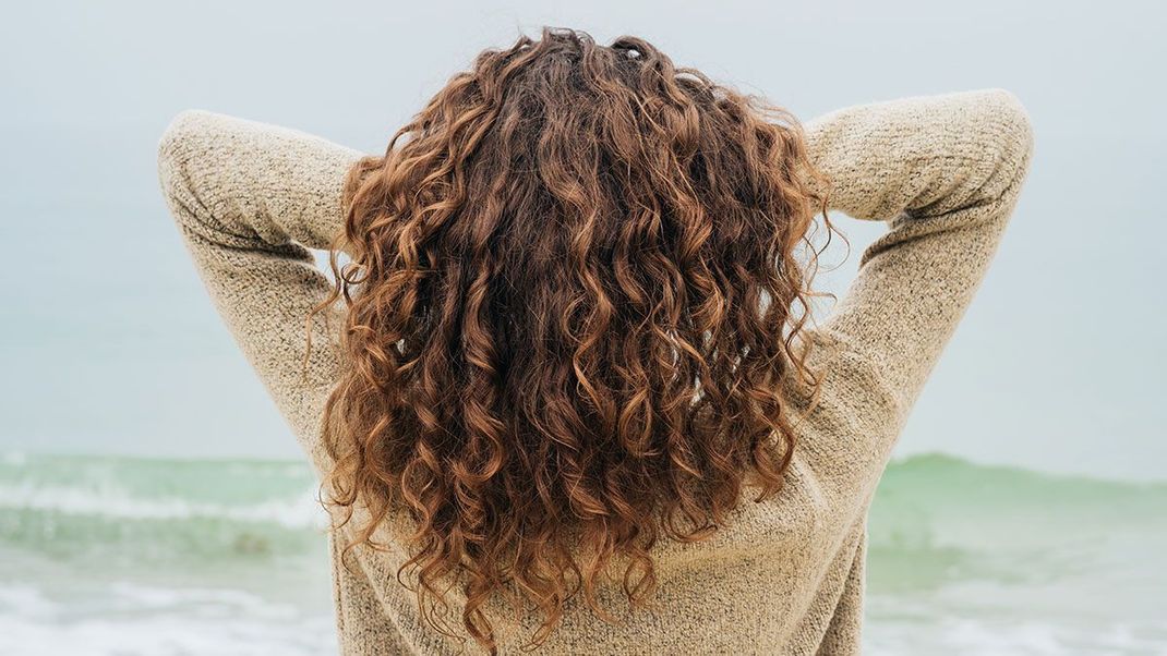 Ob große oder kleine Wellen in den Haaren – mit lockig langen Haaren wirst du auf jeden Fall zum Eye-Catcher auf der Straße. Ein Langhaarfrisuren-Style, der sich sehen lassen kann! 