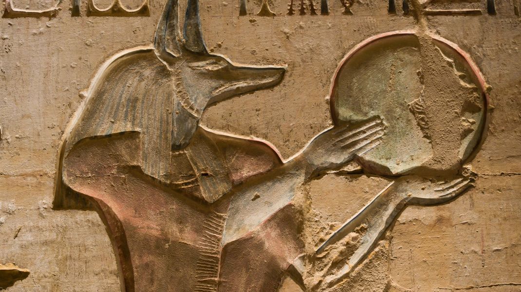 Ein von Relief Gott Anubis am Hathor-Tempel, Ägypten.&nbsp;