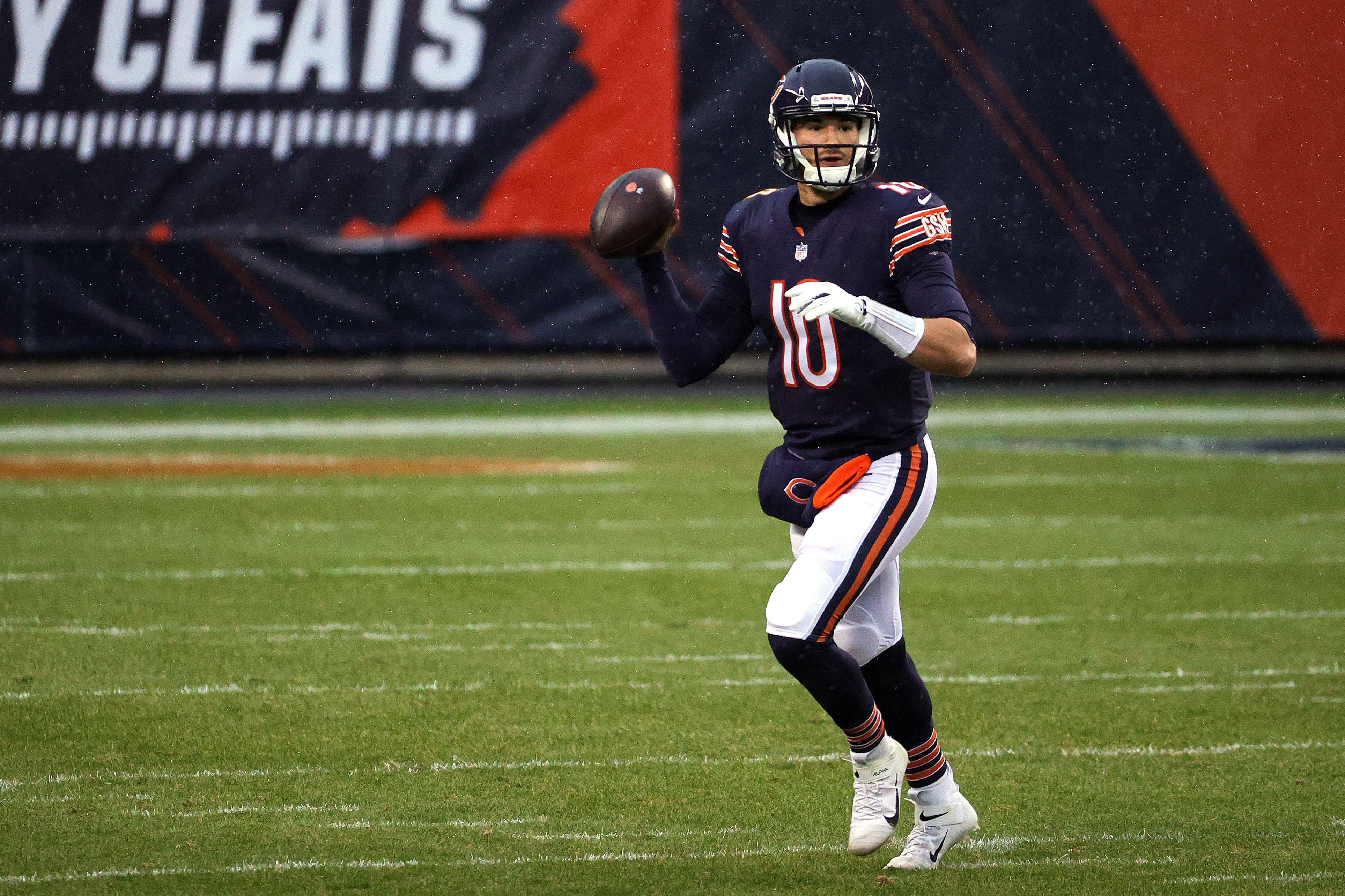 
                <strong>Mitchell Trubisky (Chicago Bears)</strong><br>
                Die Chicago Bears haben auf der QB-Position aktuell kein gutes Händchen. Zu Saisonbeginn stand der langjährige Spielmacher Mitchell Trubisky auf dem Feld, landete nach schlechten Leistungen aber auf der Bank. Doch auch sein Ersatz Nick Foles konnte nicht überzeugen, so dass Trubisky zurückkehrte. Nach dem Auslaufen seines Rookie-Vertrages braucht er im kommenden Jahr einen neuen Kontrakt. Die aktuelle Bilanz von zehn Touchdowns und fünf Interceptions spricht nicht gerade für den 26-Jährigen.
              