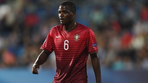 
                <strong>William Carvalho</strong><br>
                William Carvalho (Sporting Lissabon) - Der portugiesische Mittelfeldspieler weckt in ganz Europa Begehrlichkeiten. Verwunderlich also, dass der 23-Jährige noch nicht gewechselt ist. Es dürfte nur eine Frage der Zeit sein, bis Carvalho nicht mehr in Portugal spielt.
              