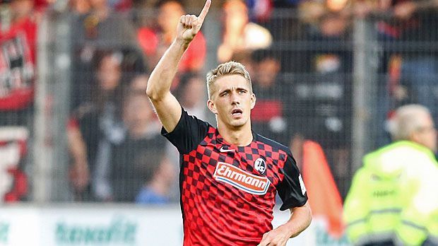 
                <strong>Nils Petersen (SC Freiburg)</strong><br>
                Nils Petersen ist 2015 "on fire"! Nach 13 Treffern in 14 Ligaspielen für den SC Freiburg netzt der Stürmer auch beim 5:0 im Pokal beim Hamburger Oberligisten HSV Barmbek-Uhlenhorst gleich vier Mal ein. Nur zehn Spieler treffen in einem einzigen Pokalspiel häufiger.
              