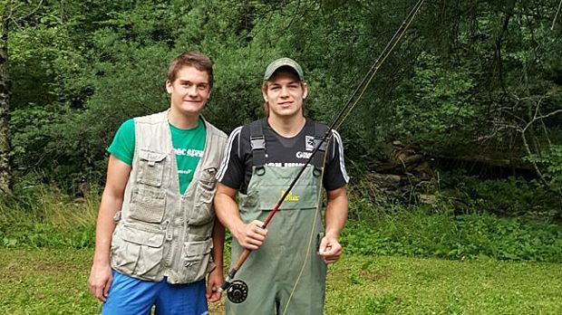 
                <strong>Hobby-Angler</strong><br>
                Vincent Feigenbutz (re.) sagt über sich selbst, dass Angeln sein Hobby sei. Deshalb ist der Boxer natürlich professionell ausgestattet. Auch im Trainingslager darf seine Ausrüstung nicht fehlen.
              