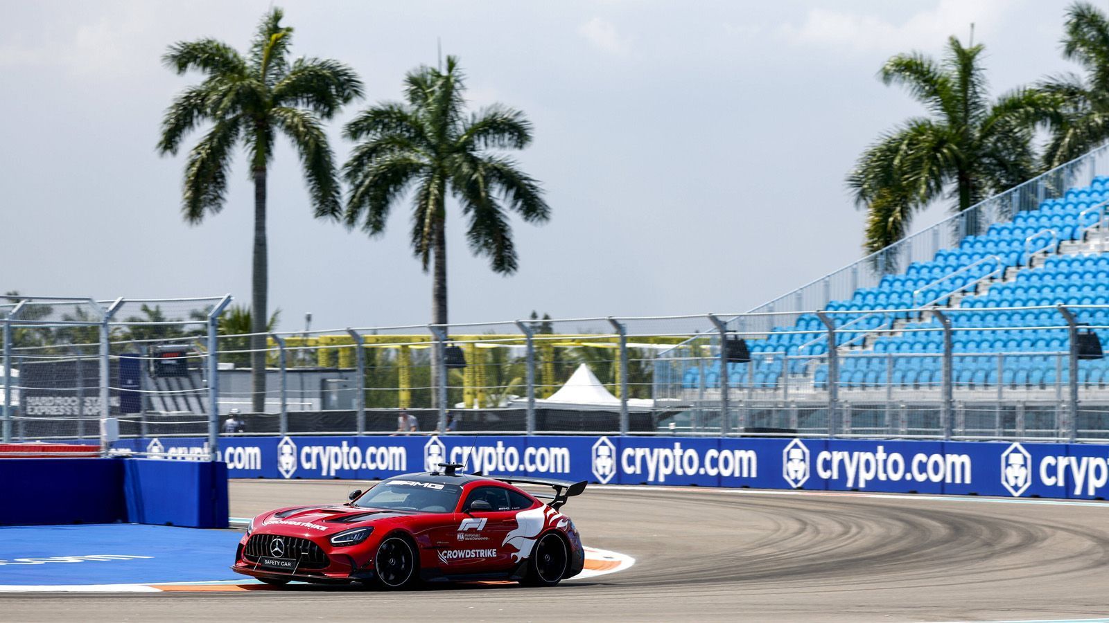 
                <strong>Formel 1 in Miami</strong><br>
                80.000 Zuschauer finden an der Rennstrecke einen Platz, über die drei Tage also insgesamt 240.000 Zuschauer. Die Veranstaltung ist komplett ausverkauft. 
              