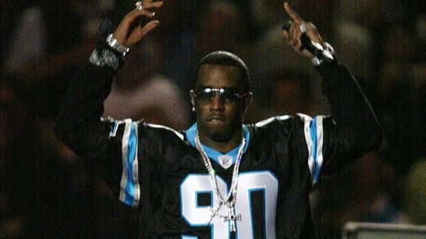 
                <strong>P.Diddy (Carolina Panthers)</strong><br>
                Beim 38. Super Bowl trafen die Carolina Panthers auf die New England Patriots. Während P. Diddys Auftritt in der Halbzeitshow bekannte sich der Rapper deutlich zu seinem Team. Im Trikot der Carolina Panthers performte er seine Songs.
              