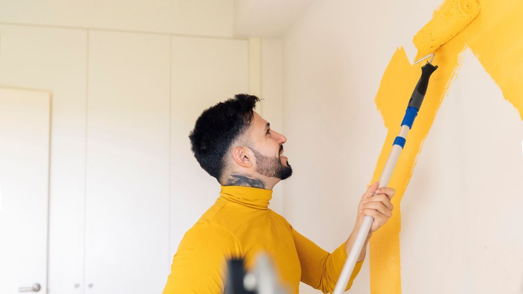 Gelb oder Blau? Mit unseren Tipps findest du die perfekte Wandfarbe für jeden Raum.