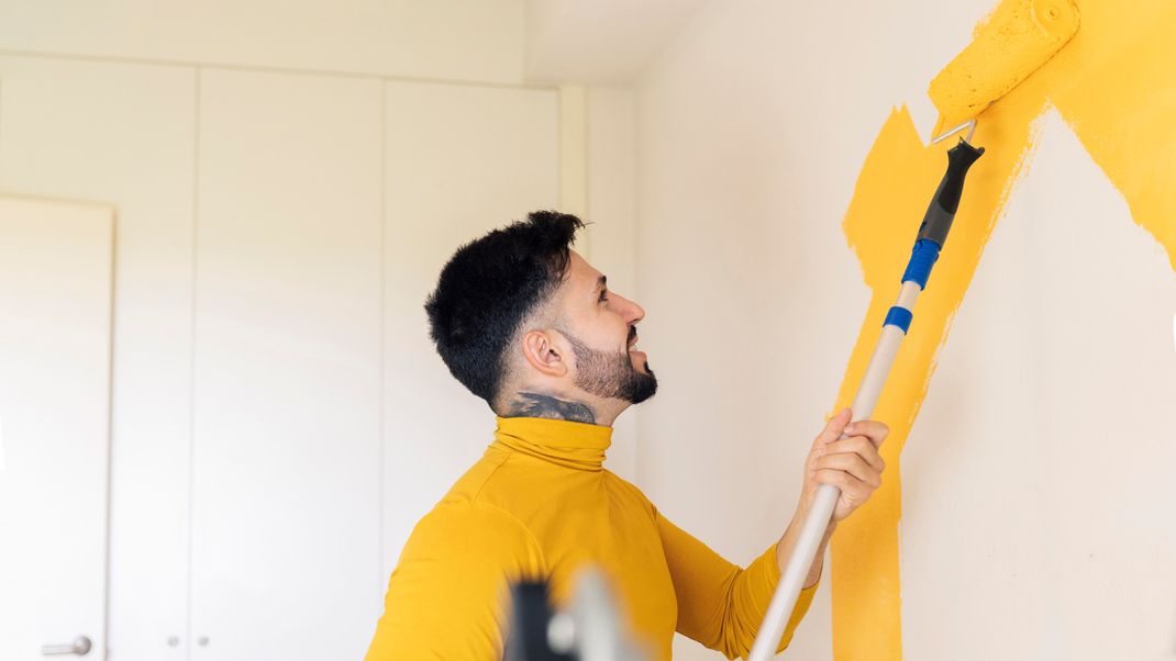 Gelb oder Blau? Mit unseren Tipps findest du die perfekte Wandfarbe für jeden Raum.