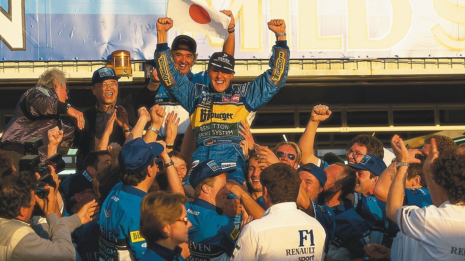 
                <strong>Schumacher gewinnt im Benetton seinen zweiten WM-Titel</strong><br>
                Back-to-back-Champion und das mit gerade einmal 26 Jahren. Michael Schumacher gewann 1995 seine zweite Formel-1-Weltmeisterschaft in Folge. Es sollte nur der Anfang sein. Später folgen weitere fünf Titel im Ferrari. 
              