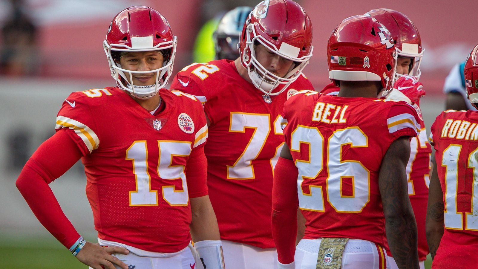 
                <strong>Aktuelle Saison</strong><br>
                Mahomes steht nach der Regular Season bei 4740 Yards, 38 Touchdown-Pässen und nur sechs Interceptions bei einem Rating von 108,2. Die Chiefs sind durchweg auf Playoff-Kurs und haben am Ende mit 14-2 die beste Bilanz aller Teams. In den Playoffs steigen sie daher erst in der Divisional Round ein, in der sie etwas glücklich mit 22:17 gegen die Cleveland Browns gewinnen. Das 38:24 gegen die Buffalo Bills bedeutet schließlich den zweiten Super-Bowl-Einzug in Folge. Mahomes wirft für 580 Yards und vier Touchdowns bei keiner Interception. Sein Rating: 117,2.
              