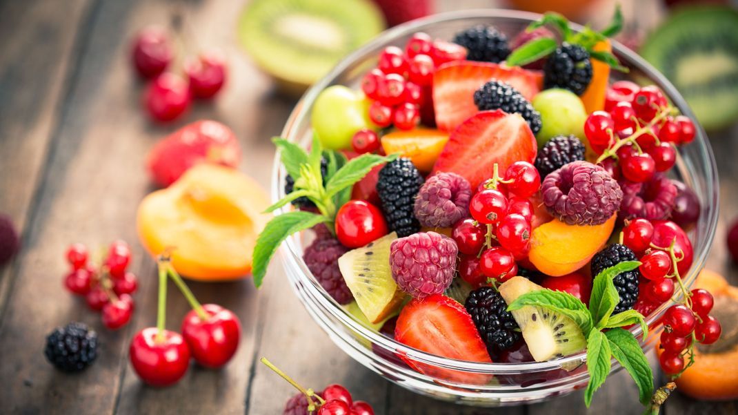 Der Sommer bietet eine Fülle an leckeren und gesunden Früchten. Welche dich sogar beim Abnehmen unterstützen können, zeigen wir auf dieser Seite. 