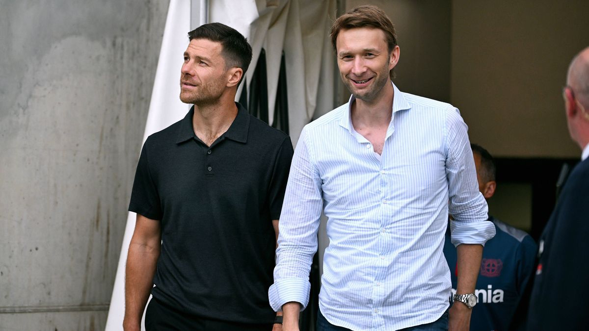 Fussball, Deutschland, Herren, Bundesliga, Testspiel zur Saison 2024 2025, Stadion an der Hafenstrasse Essen; Rot Weiss Essen - Bayer Leverkusen; Cheftrainer Xabi Alonso (LEV), Sportdirektor Simon ...