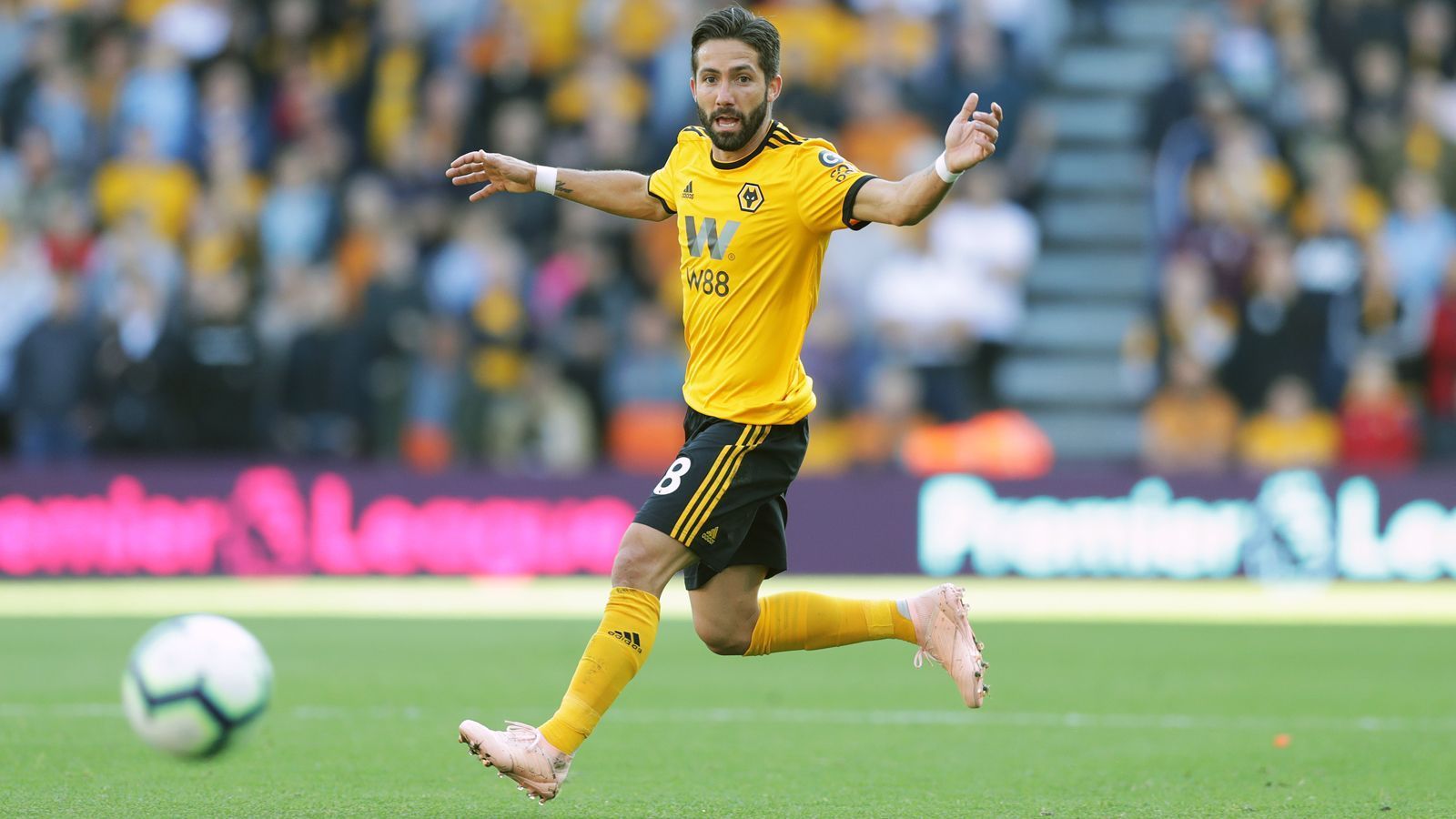 
                <strong>Joao Moutinho (Wolverhampton Wanderers)</strong><br>
                Joao Moutinho ist der Dritte im Bunde, der neben Rodriguez und Falcao zunächst für Porto und später den AS Monaco spielte. Der Mittelfeldspieler kam 2013 im Doppelpack mit Rodriguez ins Fürstentum. Kostenpunkt: angeblich 25 Millionen Euro. Ausgebildet wurde der heutige Star allerdings bei Sporting Lissabon, wechselte erst als Profi innerhalb der Liga zu Porto. Heute kickt der 32 Jahre alte Europameister von 2016 nach fünf Jahren in Frankreich für den Premier-League-Aufsteiger Wolverhampton. Bei den Wanderers ist der Mittelfeld-Routinier ein wichtiger Faktor für den bislang ordentlichen Saisonverlauf beim Aufsteigers, bei dem nicht nur Trainer Nuno Espirito Santo ein Landsmann Moutinhos ist, sondern auch zahlreiche weitere Portugiesen im Kader stehen. 
              