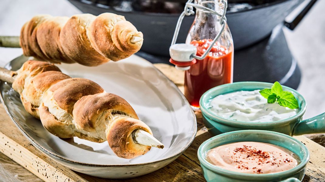 Egal ob im Sommer oder Winter: Stockbrot über einem Grill oder Lagerfeuer ist Soulfood.