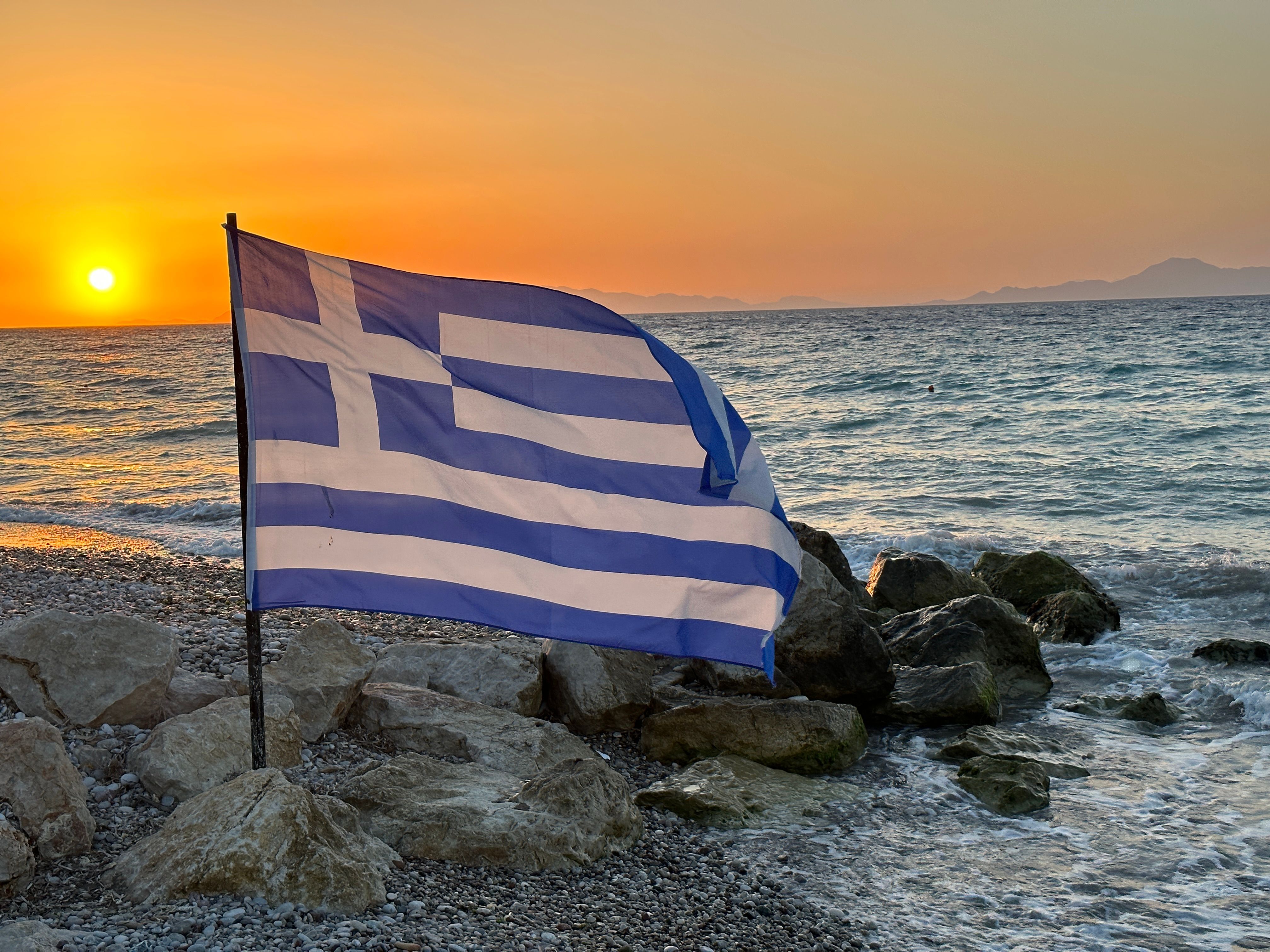Die griechische Flagge im Sonnenuntergang.