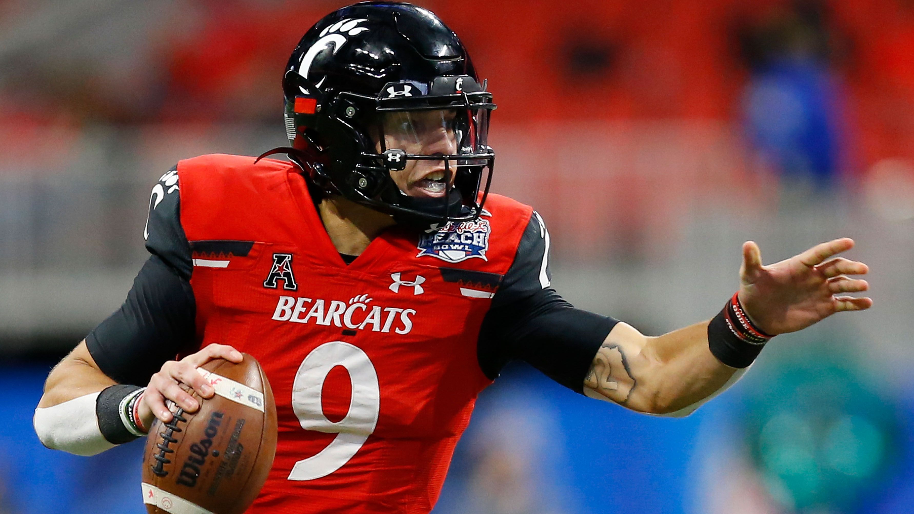 
                <strong>Desmond Ridder (Cincinnati Bearcats)</strong><br>
                Anders als viele seiner Kollegen kann Desmond Ridder auf drei Jahren als Starting Quarterback der Cincinnati Bearcats zurückblicken. Dabei agierte er nicht unbedingt spektakulär, machte seinen Job aber über weite Strecken gut und empfahl sich so für die NFL. Auch er profitiert von seiner Athletik und gilt als mobiler Quarterback, der sich auch in seinem Passspiel in dieser Saison gesteigert hat. Ridder ist ein Mann für die Runden zwei bis drei und könnte hinter Jones und Trask sein neues Team finden.
              