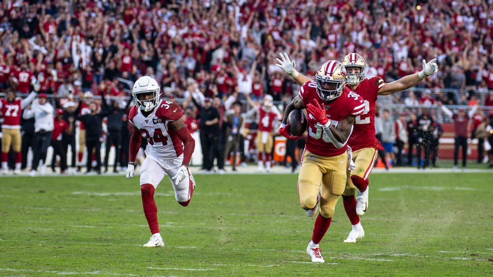 
                <strong>Arizona Cardinals at San Francisco 49ers</strong><br>
                In der spannenden NFC West gibt es gleich am ersten Spieltag das Duell zwischen den aktuell gehypten Arizona Caridanls und dem Division-Titelverteidiger, den San Francisco 49ers. "Die 49ers gewinnen. Sie haben das bessere Gesamtpaket", erklärt Stecker.
              