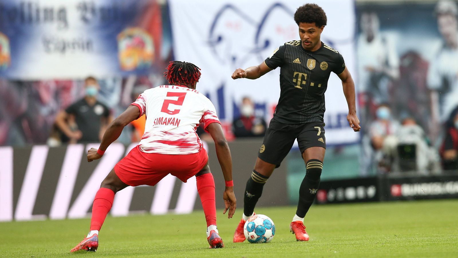 
                <strong>Serge Gnabry (FC Bayern München)</strong><br>
                Zeigt sich bemüht, hat mit Gegenspieler Angelino aber einen schweren Stand - auch durch die fehlende Unterstützung von Hintermann Pavard. In letzter Sekunde von Gegenspieler Simakan vor dem vermeintlichen 2:0 völlig frei vor dem Tor gestört (32.). Muss kurz vor der Pause verletzt vom Platz (45.).ran-Note: 4
              