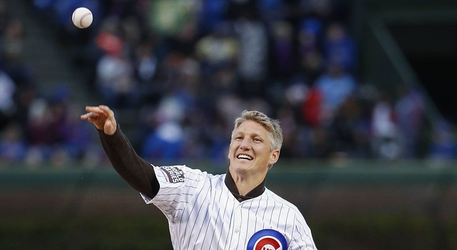 
                <strong>Schweini goes Baseball</strong><br>
                Dann der Wurf - und der ist nicht ohne! Die MLS war anschließend offenbar so beeindruckt von Schweinsteigers Pitch, dass sie den Cubs spaßeshalber vorschlug, den Fußballer als ihren neuen Pitcher zu verpflichten. Was die Bosse von Chicago Fire wohl davon halten?
              