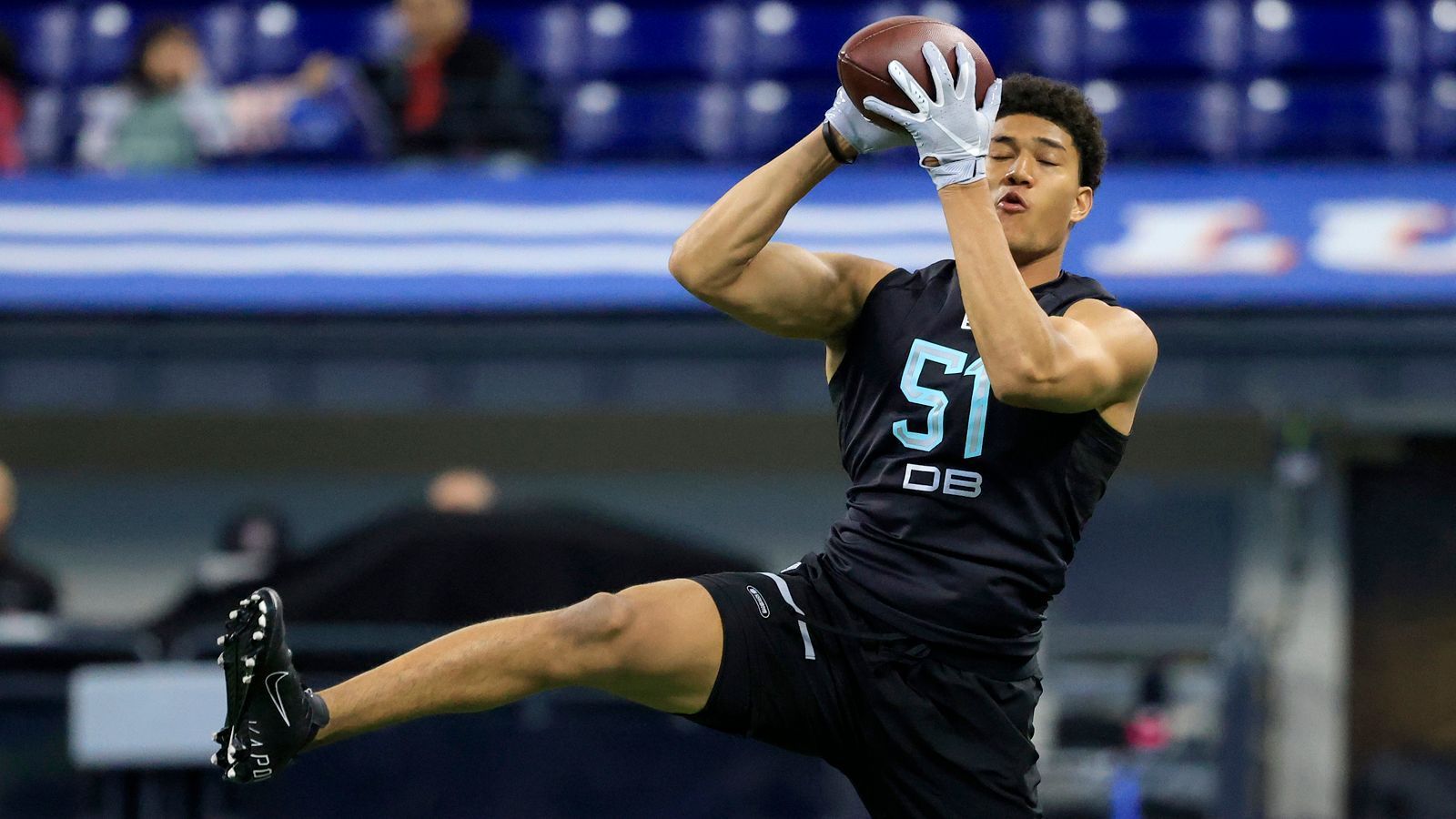 
                <strong>15. Pick: Philadelphia Eagles - Kyle Hamilton, S, Notre Dame</strong><br>
                Kyle Hamilton ist der perfekte Ersatz, um die verlorenen Starter zu ersetzen. Die Philadelphia Eagles brauchen neue Stabilität im Backfield und dafür ist der Mann aus Notre Dame genau der Richtige.
              