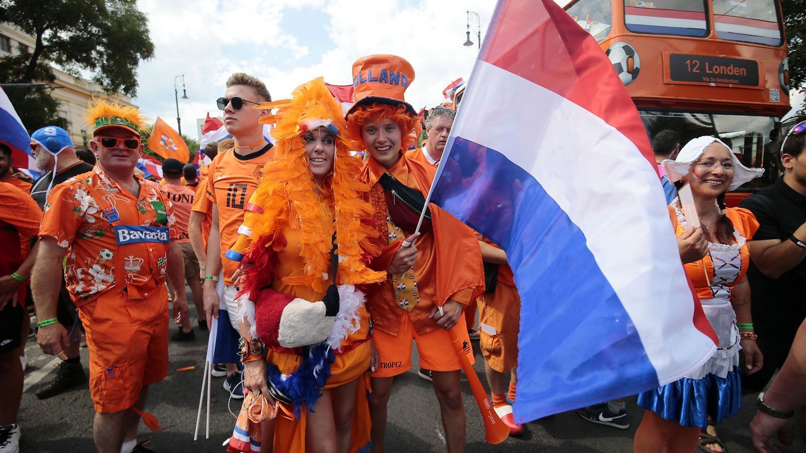 
                <strong>Budapest in niederländischer Hand</strong><br>
                Am Sonntag prägt nur eine Farbe das Stadtbild von Budapest, zahlreiche Fans drücken der "Elftal" vor Ort die Daumen.
              