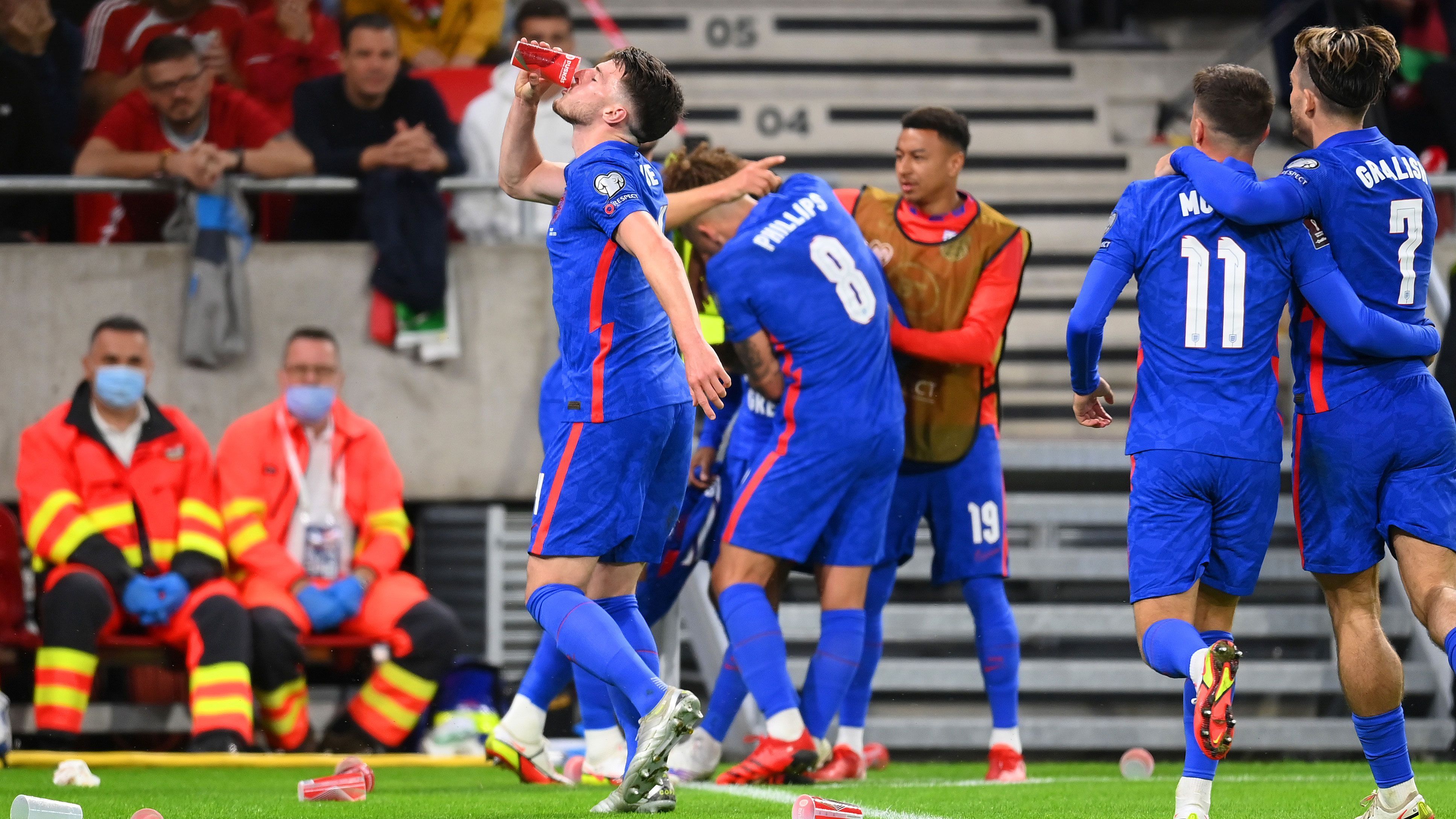 
                <strong>Declan Rice mit starker Geste</strong><br>
                Die "Three Lions" ließen sich zumindest äußerlich wenig beeindrucken von den Anfeindungen. Declan Rice nahm sich einen der Becher, die auf dem Feld gelandet sind, und täuschte an, daraus zu trinken. Es wäre sein erstes Bier gewesen. Im Vorfeld der EM im Sommer hatte er angegeben, in seinem Leben noch nie ein Bier getrunken zu haben.
              