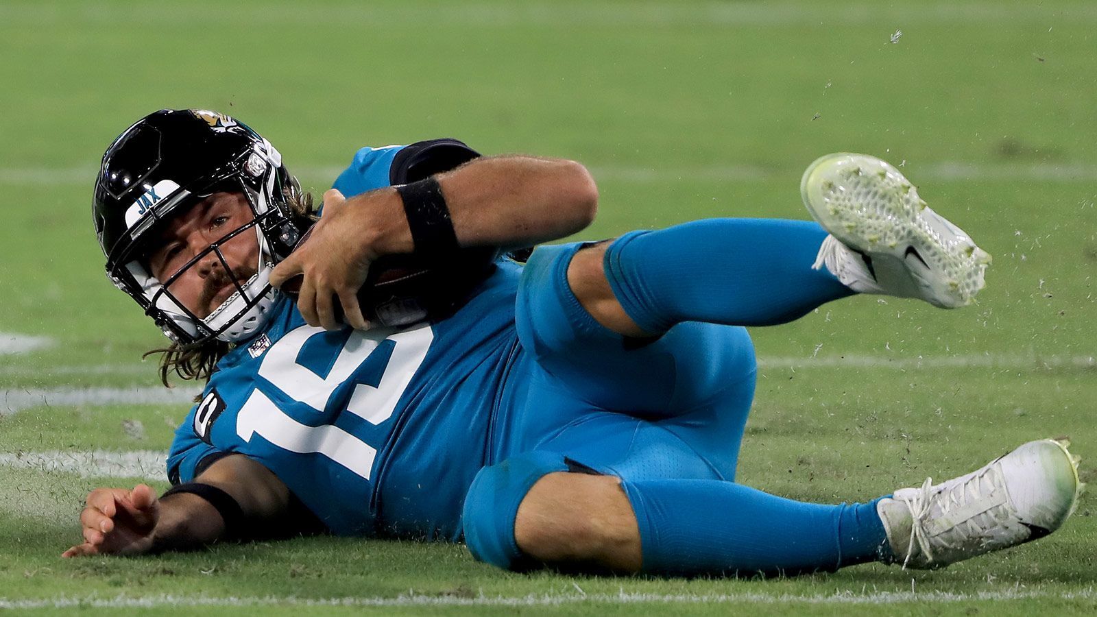 
                <strong>Gardner Minshew (Jacksonville Jaguars)</strong><br>
                Der Sechstrundenpick war eine der Überraschungen der Saison 2019, als er den verletzten Nick Foles ersetzte. Ein Jahr später wurde Minshew selbst Opfer einer Verletzung und wurde erst von Jake Luton, dann von Mike Glennon ersetzt. Die Jaguars verfügen über den ersten Pick im Draft und werden sich mit großer Wahrscheinlichkeit für College-Star Trevor Lawrence entscheiden, der unter Urban Meyer zum nächsten Franchise-Quarterback aufsteigen soll. Sollte sich Minshew nicht mit einer Backup-Rolle zufriedengeben, könnte er bei einem anderen Team Unterschlupf finden.
              